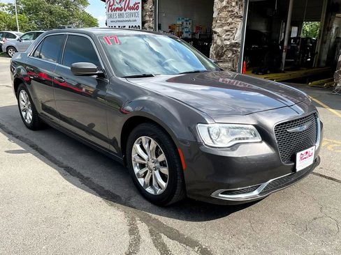 Used 2017 Chrysler 300 Limited image 1