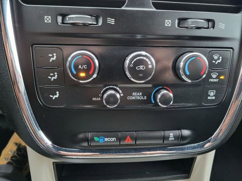 Used 2017 Dodge Grand Caravan SXT image 18