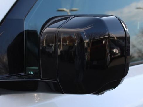 Used 2024 Land Rover Defender 110 X-Dynamic SE image 12