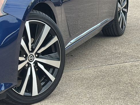 Used 2019 Nissan Altima 2.5 SR w/ SR Premium Package image 3