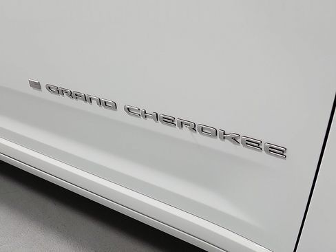 Used 2024 Jeep Grand Cherokee L Overland w/ Advanced Protech Group III AWD/4WD image 8