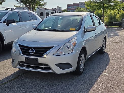 Used 2019 Nissan Versa SV FWD image 2
