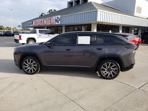 Used 2025 Jeep Wagoneer S Limited image 2