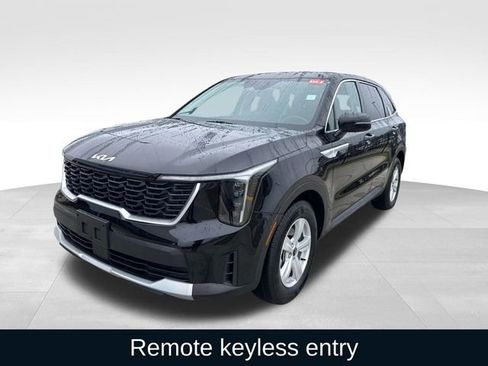 Used 2025 Kia Sorento LX image 3