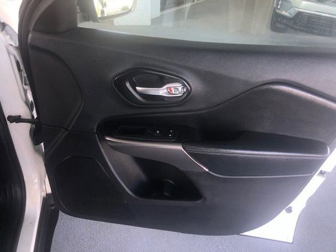 Used 2019 Jeep Cherokee Latitude w/ Popular Appearance Group image 31