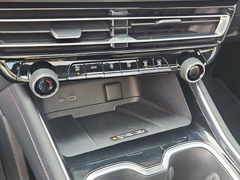 Used 2025 Chevrolet Traverse Z71 image 26