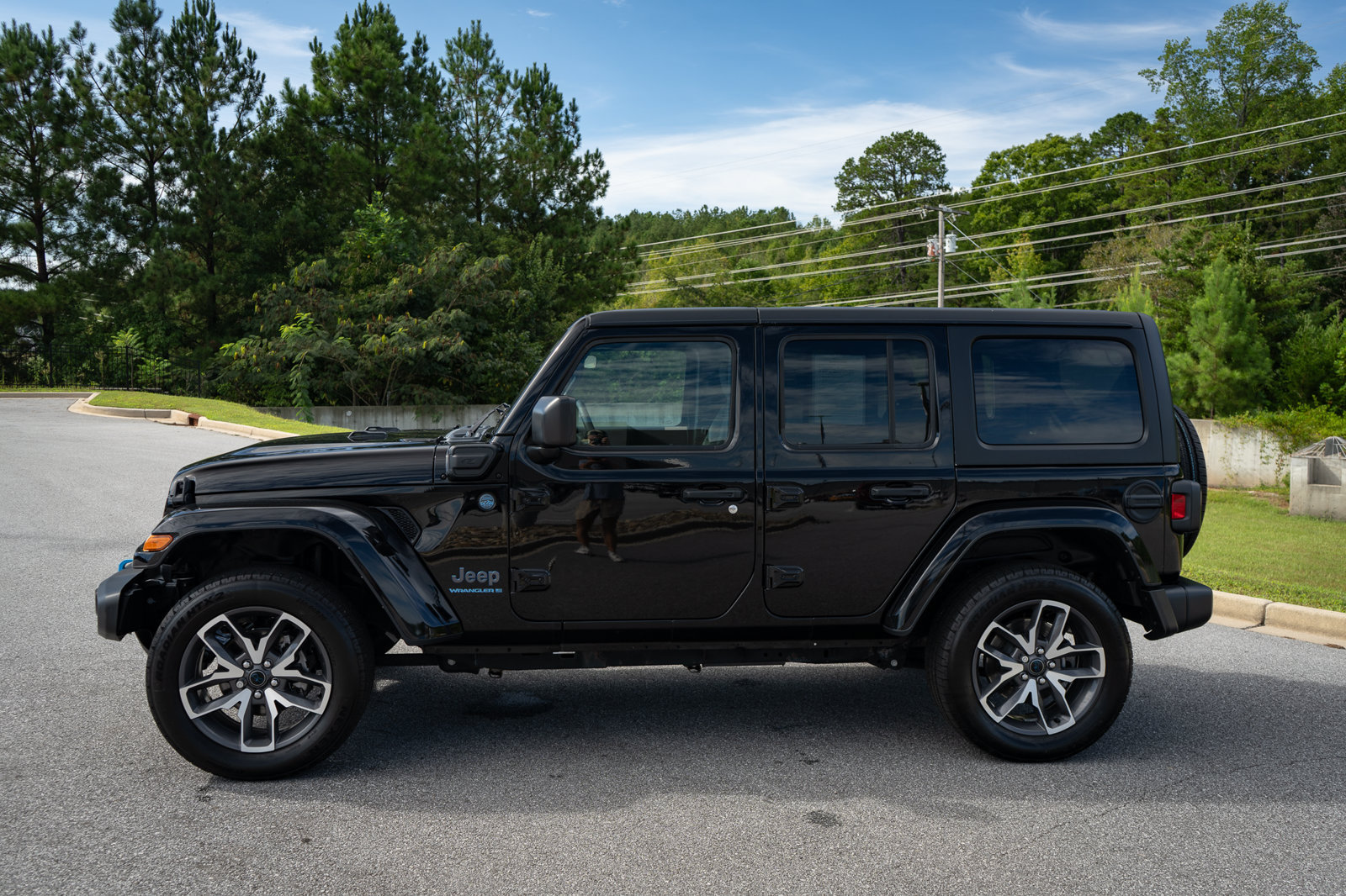 Used 2024 Jeep Wrangler Unlimited w/ Convenience Group AWD/4WD image 5
