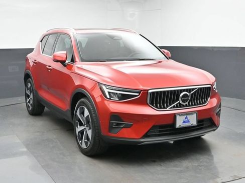 Used 2023 Volvo XC40 B4 Plus w/ Driver Assist Package FWD image 2