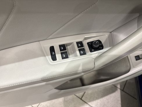 Used 2023 Volkswagen Tiguan SEL R-Line image 9