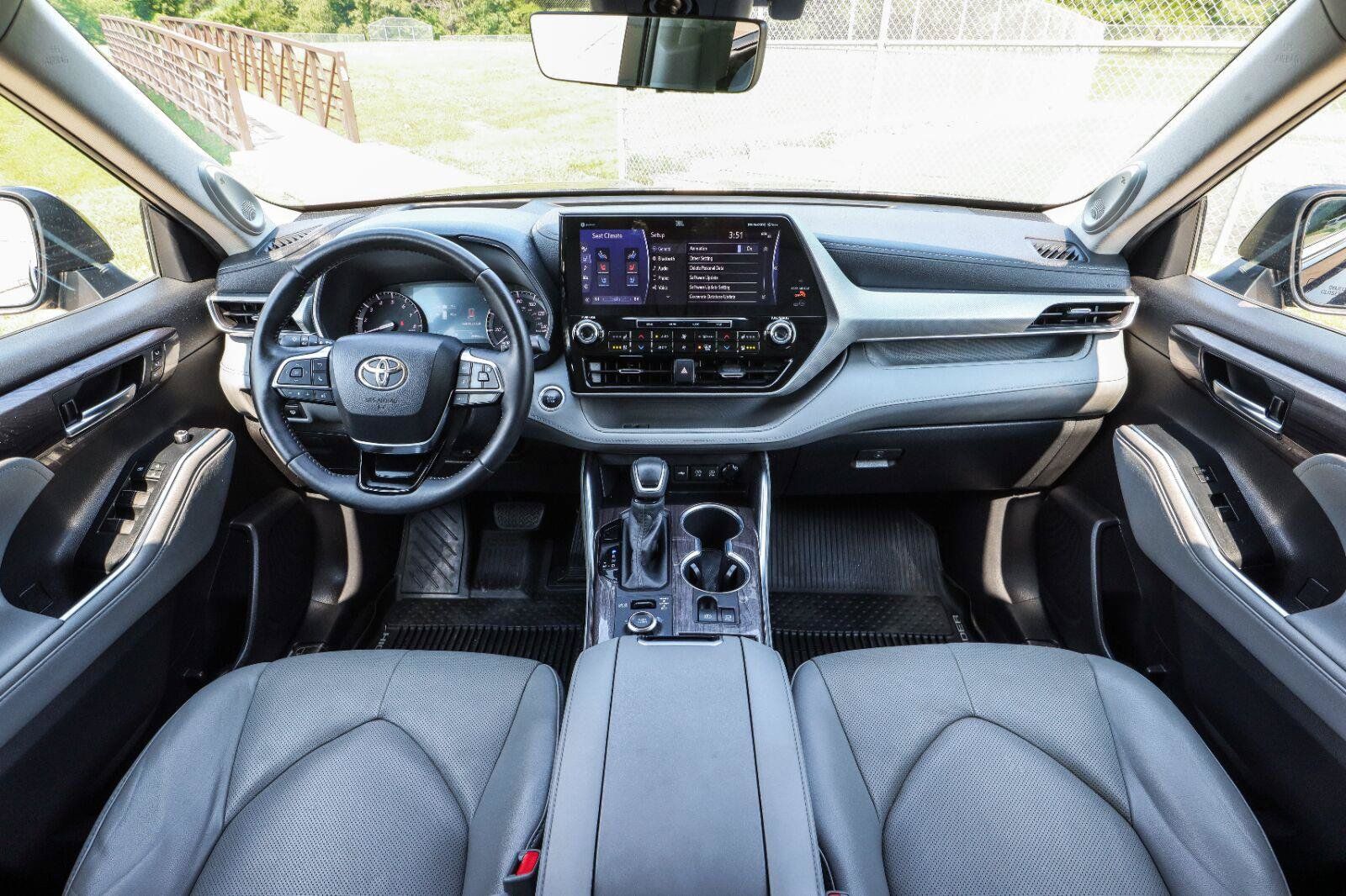 Used 2020 Toyota Highlander Platinum AWD/4WD image 2