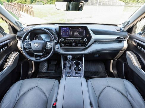 Used 2020 Toyota Highlander Platinum AWD/4WD image 2