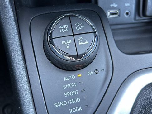 Used 2015 Jeep Cherokee Trailhawk w/ Leather Interior Group AWD/4WD image 23