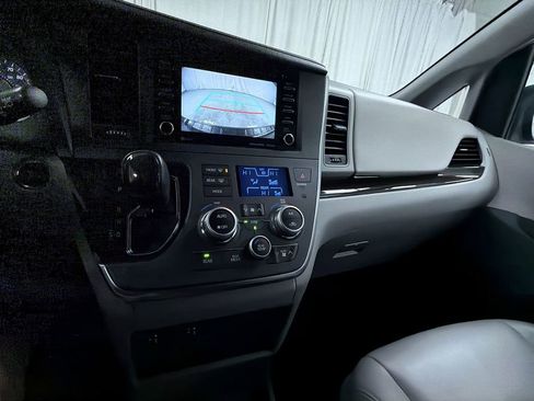 Used 2019 Toyota Sienna XLE Premium image 23