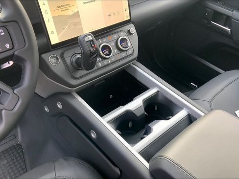 New 2026 Land Rover Defender 110 V8 AWD/4WD image 7