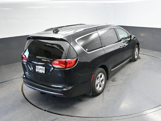 Used 2017 Chrysler Pacifica Touring-L Plus FWD image 35