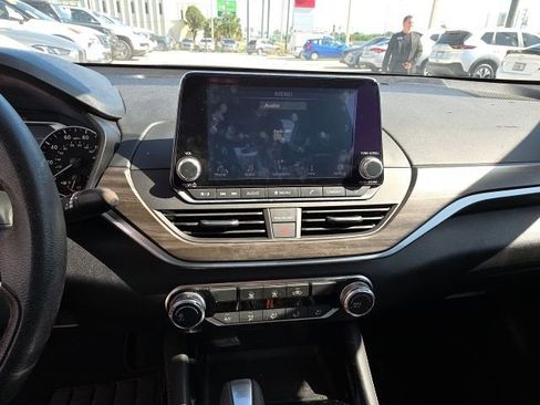 Used 2023 Nissan Altima 2.5 SV image 17