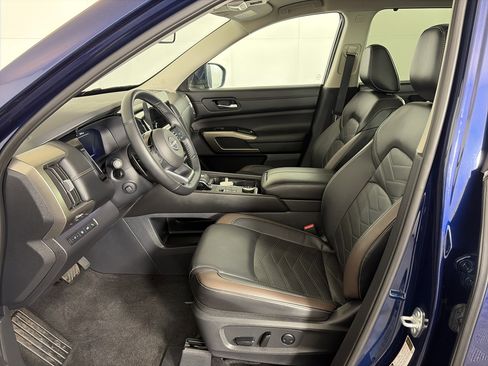 Used 2024 Nissan Pathfinder Platinum w/ Cargo Package image 6