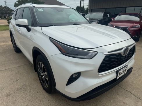 Used 2021 Toyota Highlander XLE AWD/4WD image 7