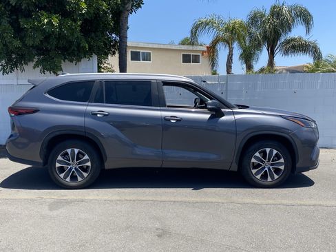 Certified 2024 Toyota Highlander XLE FWD image 2
