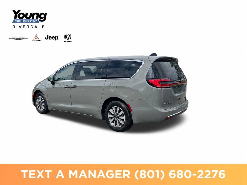 Used 2023 Chrysler Pacifica Touring-L FWD image 3