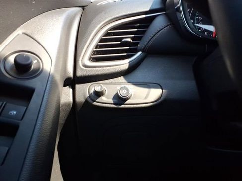 Used 2021 Chevrolet Trax LT w/ LT Convenience Package image 19