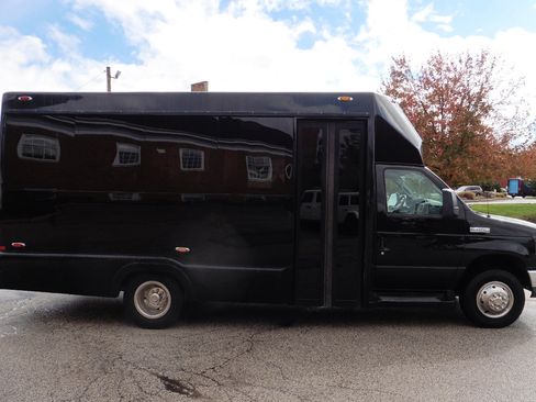 Used 2011 Ford E-450 and Econoline 450 Super Duty w/ Shuttle Bus Prep Pkg image 13