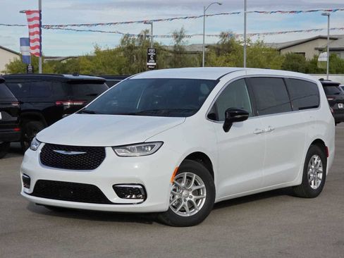 New 2026 Chrysler Pacifica Select image 4
