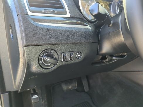 Used 2018 Chrysler 300 Touring w/ Chrome Appearance Package image 14