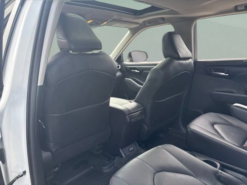Used 2024 Toyota Highlander XLE FWD image 23