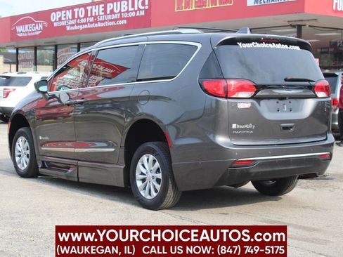 Used 2018 Chrysler Pacifica Touring-L image 8