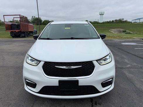 Used 2024 Chrysler Pacifica Touring-L FWD image 2
