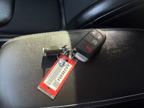 Used 2019 Jeep Cherokee Latitude Plus AWD/4WD image 17