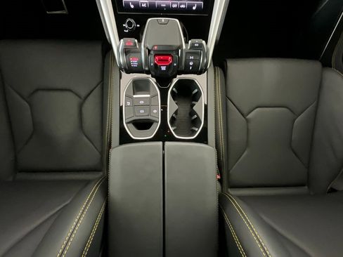 Used 2022 Lamborghini Urus image 14