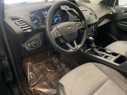 Used 2017 Ford Escape SE w/ SE Sport Appearance Package image 4