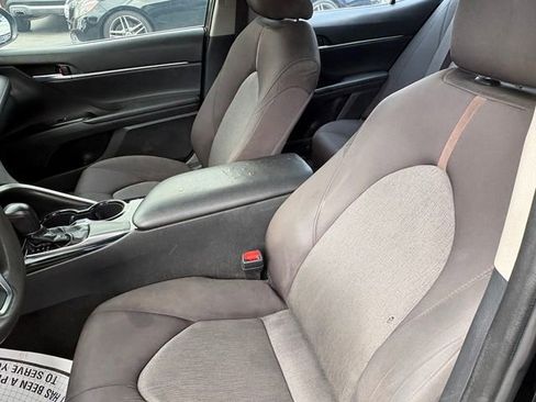 Used 2018 Toyota Camry LE image 12