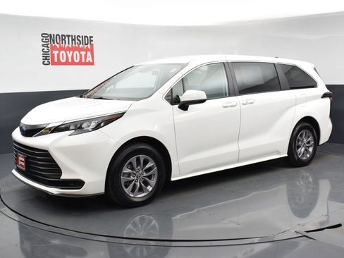 Used 2024 Toyota Sienna LE image 8