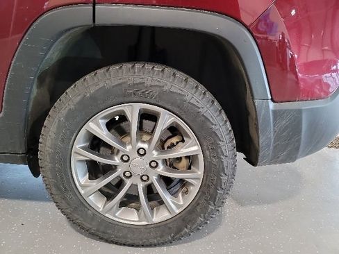 Used 2019 Jeep Cherokee Latitude Plus w/ Comfort/Convenience Group AWD/4WD image 11