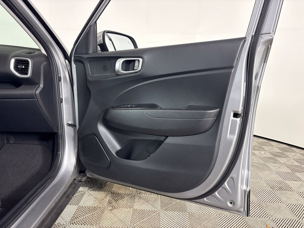 Used 2024 Hyundai Venue SEL FWD image 19