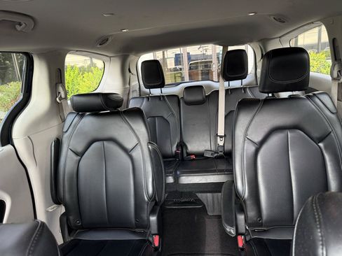 Used 2023 Chrysler Pacifica Touring-L FWD image 22