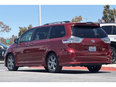 Used 2017 Toyota Sienna SE w/ SE Preferred Package FWD image 6