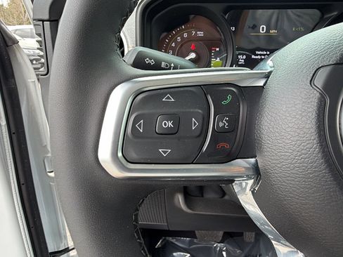 Used 2025 Jeep Wrangler Sahara image 27
