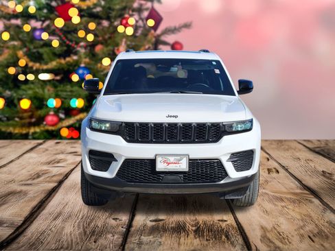 Used 2024 Jeep Grand Cherokee Altitude image 6