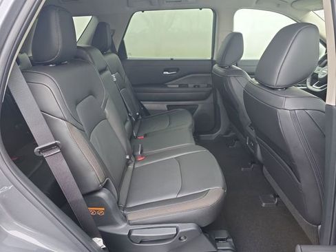 New 2025 Nissan Pathfinder SL image 10