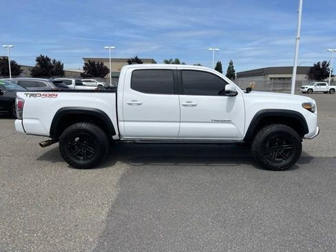 Used 2020 Toyota Tacoma TRD Off-Road w/ Technology Package AWD/4WD image 4