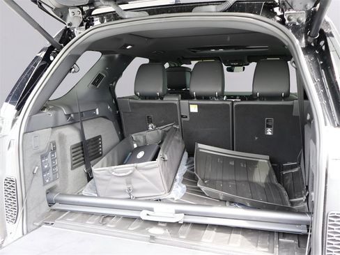 New 2025 Land Rover Discovery Metropolitan Edition image 31