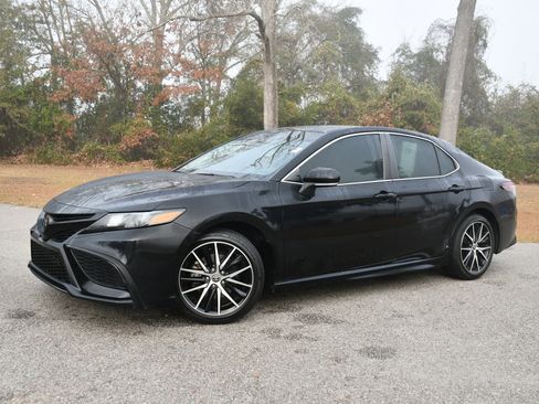 Used 2022 Toyota Camry SE image 3