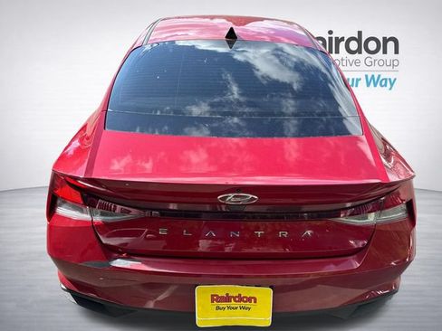 Used 2022 Hyundai Elantra SE FWD image 6
