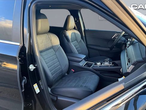 New 2025 Mitsubishi Outlander SE image 8