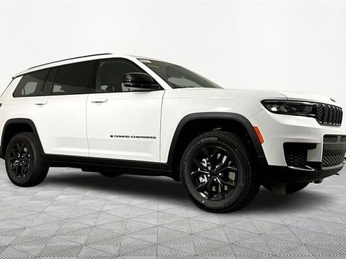 New 2025 Jeep Grand Cherokee L Altitude image 3