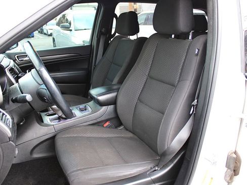 Used 2019 Jeep Grand Cherokee Laredo image 6